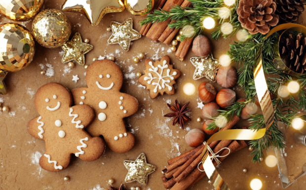 Zwei lachende Lebkuchenmännchen inmitten von Weihnachtsdeko